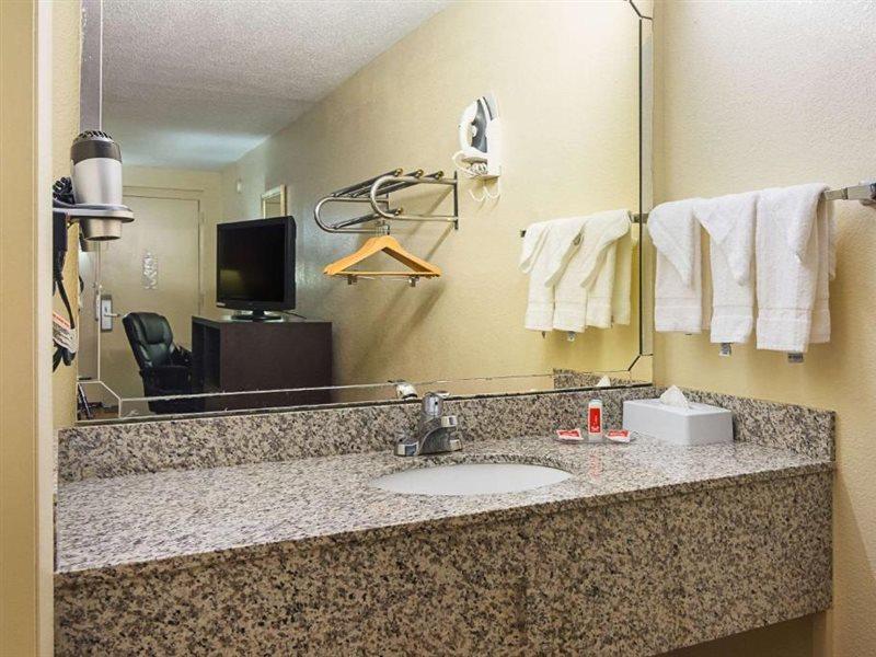 Econo Lodge Research Triangle Park Durham Exterior photo